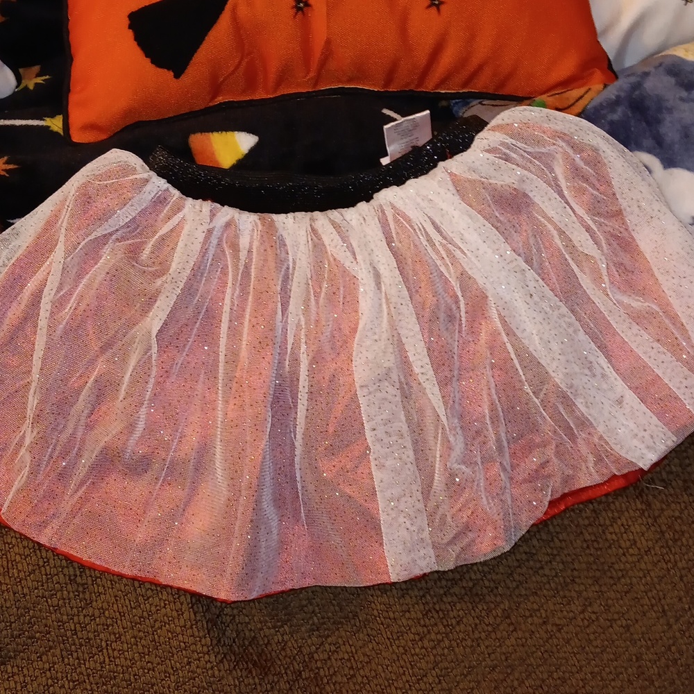 Girl’s Christmas Top & Skirt Set built in shorts - Picture 3 of 3